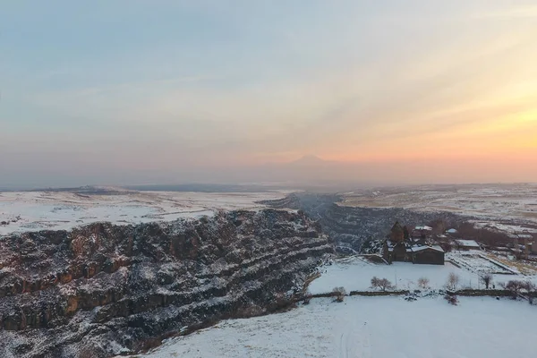 Kassakh river gorge yakınındaki Saghmosavank Manastırı. Ermenistan