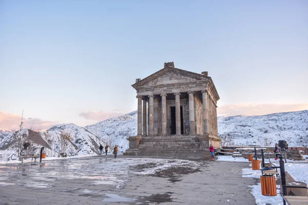 Güzel Garni tapınakta Ermenistan, kış.
