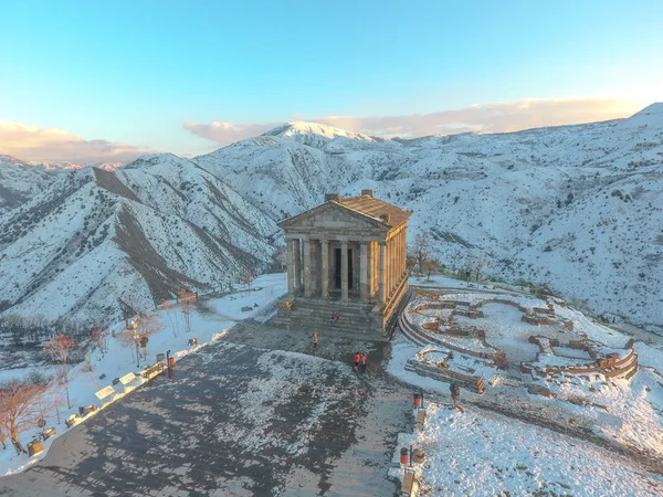 Güzel Garni tapınakta Ermenistan, kış.