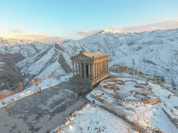 Güzel Garni tapınakta Ermenistan, kış.