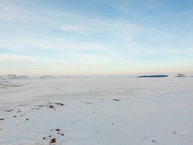 Kış manzarası, göl donmuş bir açık kış gününde.