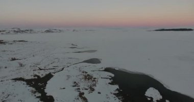 Kış manzarası, göl donmuş bir açık kış gününde.