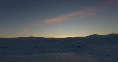 Kış manzarası, göl donmuş bir açık kış gününde.