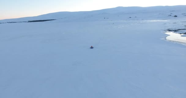 冬季景观 在晴朗的冬日冰封的湖面 — 图库视频影像