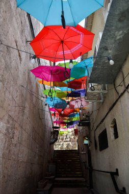 Gökkuşağı şemsiye sokakta renkli çatı