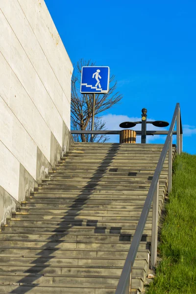 Pedestrian crossing, icon descent up the stairs.