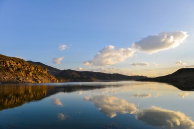 Gölün üzerinde güzel gün batımı