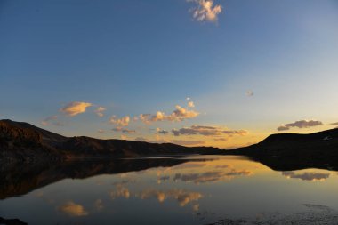 Gölün üzerinde güzel gün batımı