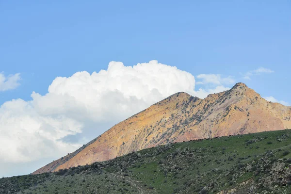 Güneşli bir günde güzel bir dağ manzarası