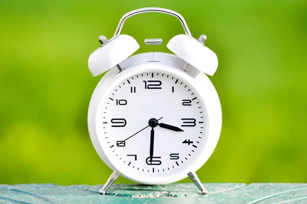 Relógio Alarme Branco Fundo Verde — Fotografia de Stock