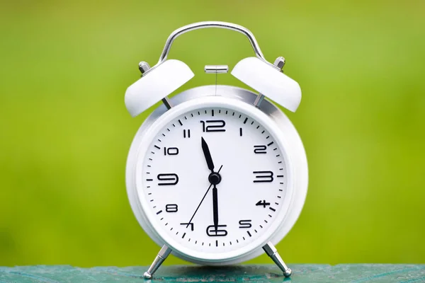 Relógio Alarme Branco Fundo Verde — Fotografia de Stock