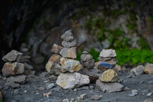 Varias Piedras Yacen Una Encima Otra Roca — Foto de Stock