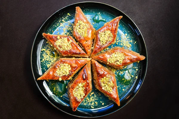 Cevizli Baklava. Ev yapımı fındıklı ve ballı baklava..