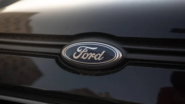 Detroit, Michigan-styczeń 2019: logo Forda na samochodzie Zdjęcia Stockowe bez tantiem