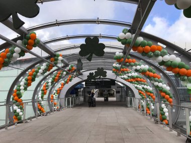Dublin, Irlanda-Mart 17, 2019: Saint Patrick günü, Dublin Havalimanı 'nda bir yaya geçit balonları ve büyük asılı Shamrocks (Yonca) Irlanda 'nın ulusal tatil kutlama ile dekore edilmiştir.