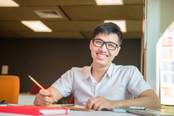 Joven Guapo Lindo Asiático Hombres Estudiante Sonríe Hacer Tarea Universidad — Foto de Stock