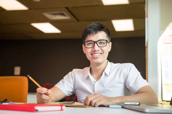 Joven Guapo Lindo Asiático Hombres Estudiante Sonríe Hacer Tarea Universidad — Foto de Stock