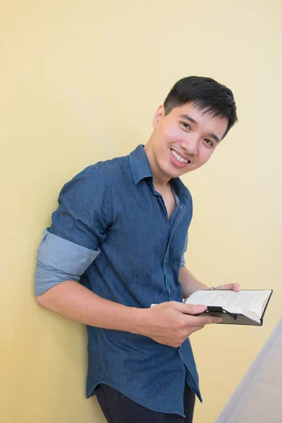 Joven Guapo Lindo Asiático Hombres Estudiante Sonríe Leer Libros Universidad — Foto de Stock