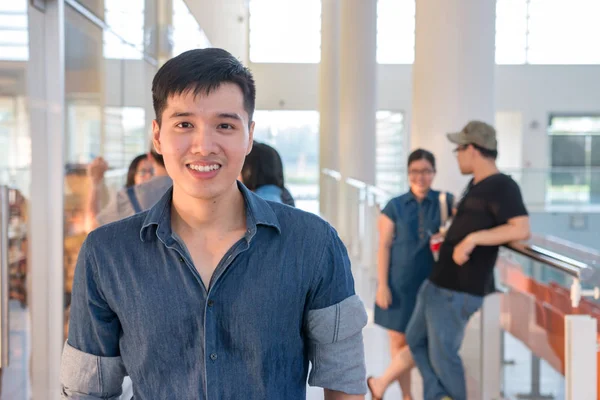 Joven Guapo Lindo Asiático Hombres Estudiante Sonrisas Universidad — Foto de Stock