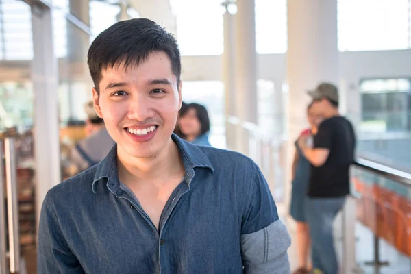 Joven Guapo Lindo Asiático Hombres Estudiante Sonrisas Universidad — Foto de Stock