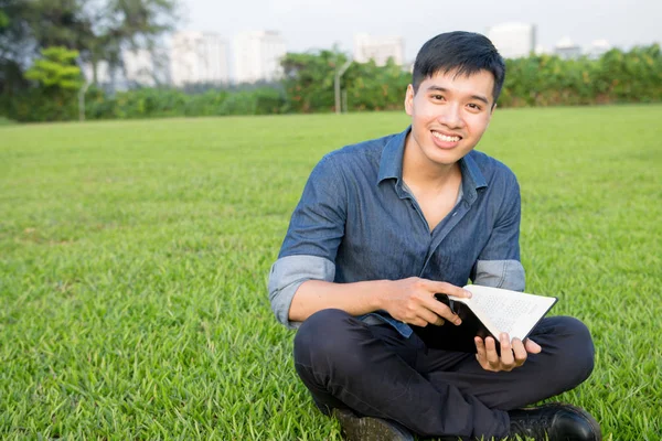 Joven Guapo Lindo Asiático Hombres Estudiante Sonríe Leer Libros Sobre — Foto de Stock