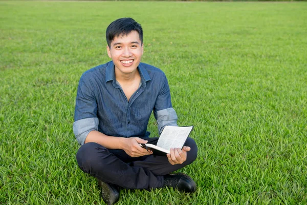 Joven Guapo Lindo Asiático Hombres Estudiante Sonríe Leer Libros Sobre — Foto de Stock