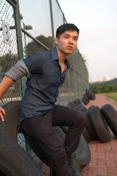 Joven Guapo Lindo Asiático Hombres Estudiante Sonrisas Universidad — Foto de Stock