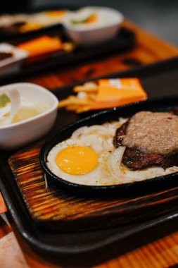 Biftek ve kızarmış yumurta kahvaltı olarak restoranda