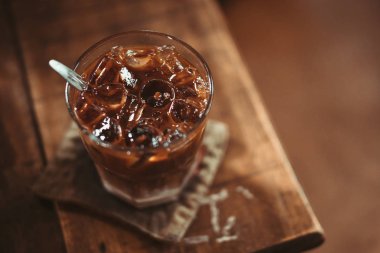 Kahverengi kahve | Süt kahverengi ahşap masa arka camına kahve | Vietnam kahve stili