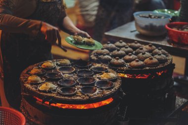 Sıcak soba kor mutfak Vietnamca sokak gıda gece - Banh'da olabilir
