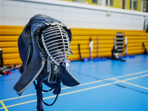 Kendo Helmmaskenuniform Mit Kopierraum Studenten Lernen Der Universität Holzschwert Spielen — Stockfoto