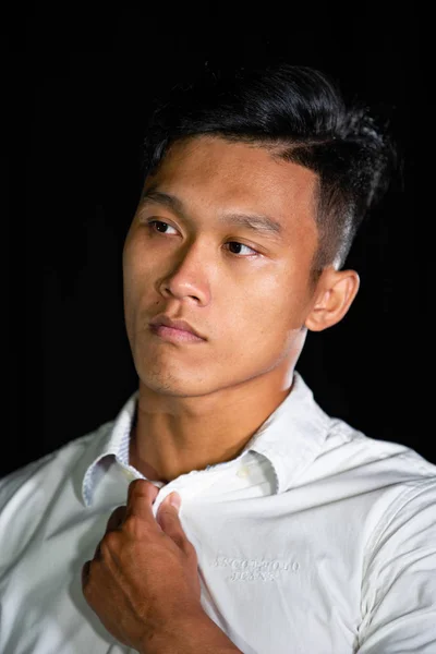 Retrato Hombre Guapo Asiático Sobre Fondo Negro — Foto de Stock