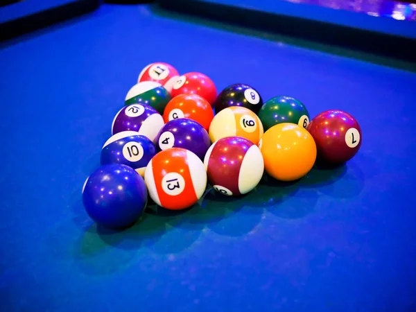 Billar bola en la mesa azul de la piscina — Foto de Stock