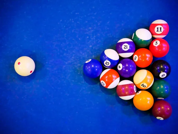 Billard Snooker Pyramidenkugeln auf Pool blauen Tisch — Stockfoto