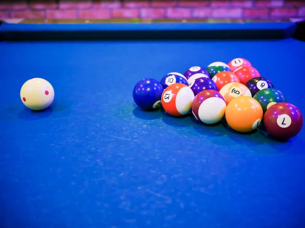 Billar billar pirámide bolas en la mesa azul de la piscina — Foto de Stock