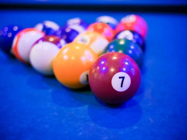 Billar billar pirámide bolas en la mesa azul de la piscina — Foto de Stock