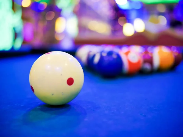 Billard Snooker weiße Kugel Nummer in Nahaufnahme auf Pool blauen Tisch — Stockfoto