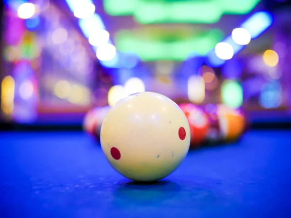 Billar snooker bola blanca número de cerca en la mesa azul de la piscina — Foto de Stock