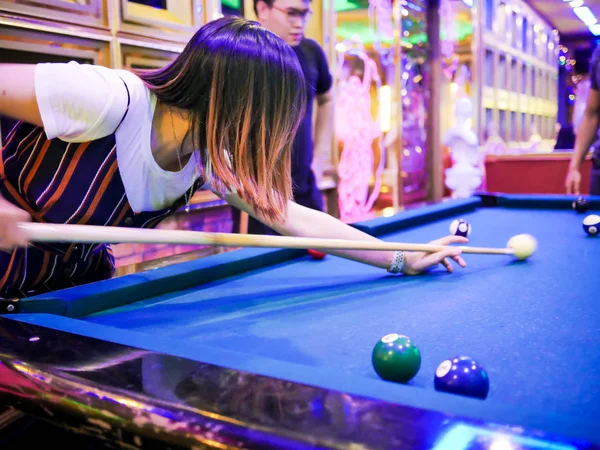 Jeune homme jouer au billard dans le club coloré - Viser boule blanche à tirer — Photo