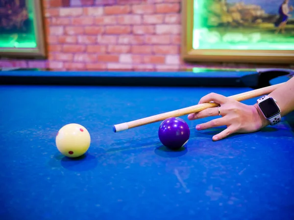 Mit Smartwatch auf weißen Ball zielen — Stockfoto