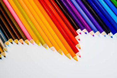 Beyaz arkaplanda izole edilmiş renkli kalemler. Kapatın. Boşluğu Kopyala.