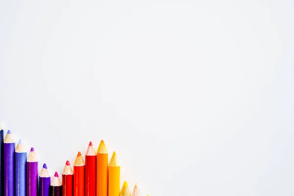 Линия цветных карандашей изолированы на белом фоне. Закрывай. Копировальное пространство . — стоковое фото