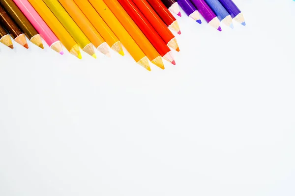 Линия цветных карандашей изолированы на белом фоне. Закрывай. Копировальное пространство . — стоковое фото