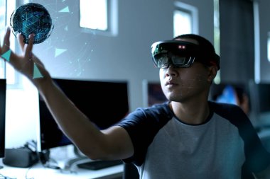 Öğrenci sanal gerçekliği Hololens gözlükleriyle yaşıyor. Karışık gerçeklik gelecekteki teknoloji kavramı