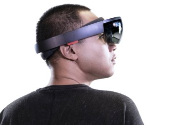 İnsan portresi beyaz arka planda izole edilmiş Hololens bardaklarıyla karışık gerçekliği dener. Gelecek Teknolojisi konsepti