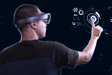Hololens bardaklarıyla laboratuvardaki etkileşimli paneli birleştirmeye çalışan genç adamlar. Gelecek Teknolojisi konsepti