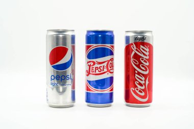 Vietnamlı Pepsi ve Coca Cola şişesi beyaz arka planda izole edilmiş. 12 Şubat Salı, Ho Chi Minh Şehri, Vietnam