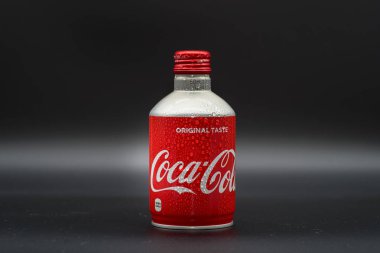 Vietnam Coca Cola şişesi beyaz arka planda izole edilmiş. 12 Şubat Salı, Ho Chi Minh Şehri, Vietnam