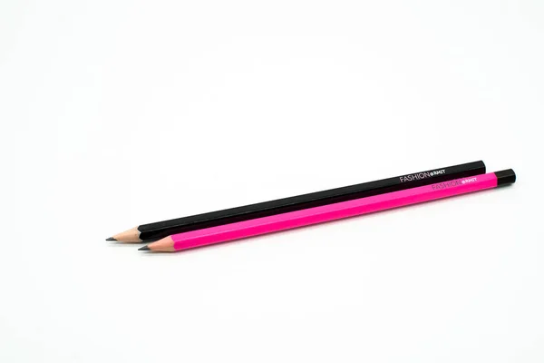 Lápis de madeira rosa e preto isolado no fundo branco — Fotografia de Stock