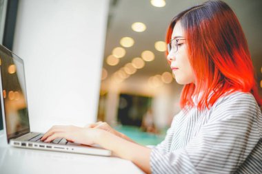 İş kadını analizi dizüstü bilgisayarda plan yapıyor. İşine odaklanıyor. Moda ve yaşam tarzı konsepti